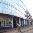 Onze glazenwasser doet dit met behulp van ons Tucker Pool Systeem. Vanaf de grond wassen we met een telescopische arm de ramen een hoogte van 15 meter.